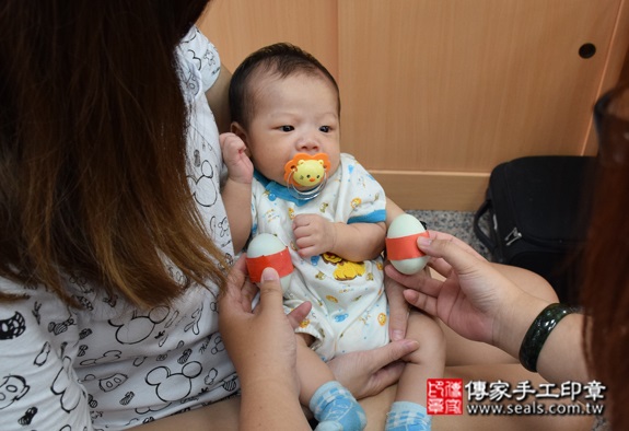 徐寶寶(台中北區嬰兒寶寶滿月剃頭理髮、免費嬰兒剃胎毛儀式吉祥話)。中國風會場，爸媽寶貝免費穿「日中韓」古裝禮服。專業拍照、DVD光碟、證書。★購買「臍帶章、肚臍章、胎毛筆刷印章」贈送：剃頭、收涎、抓周，三選一。 2015.10.09 照片7